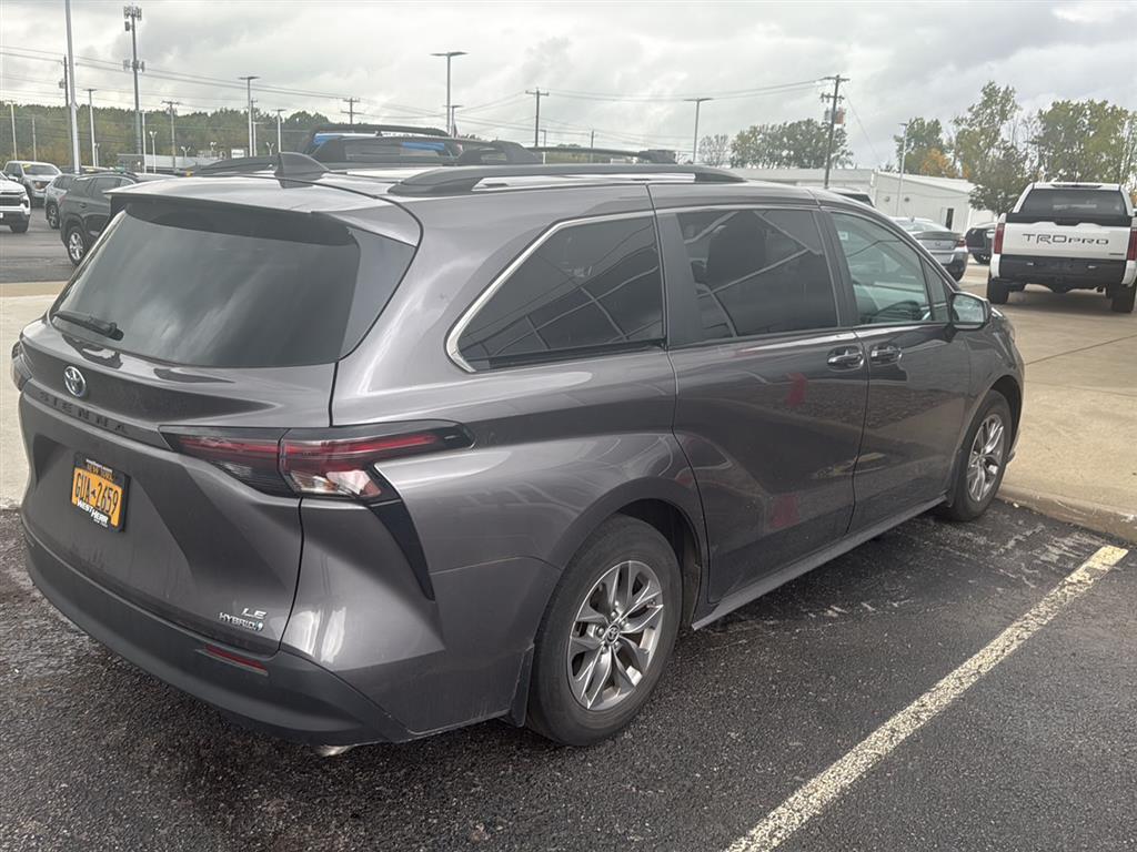 2023 Toyota Sienna LE photo 4