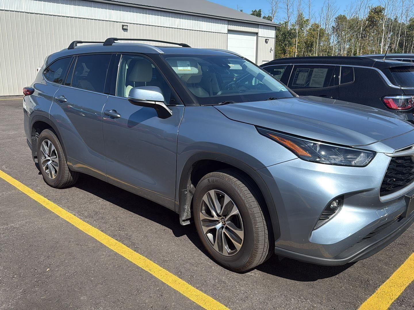 2022 Toyota Highlander XLE photo 3
