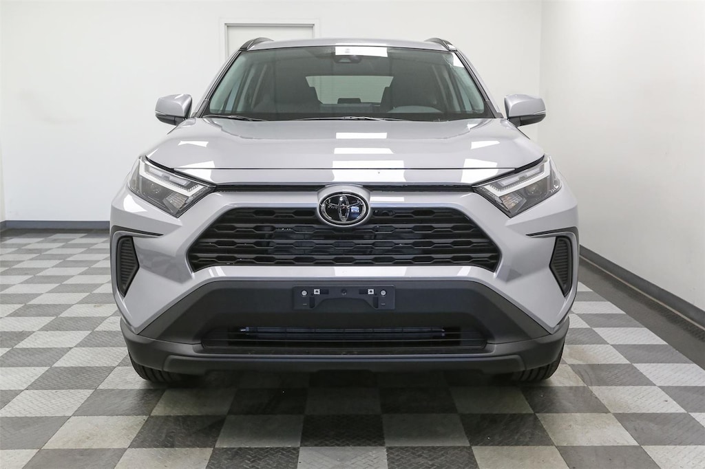2025 Toyota RAV4 XLE photo 3
