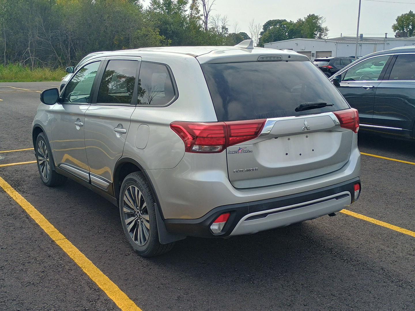 2020 Mitsubishi Outlander ES photo 3