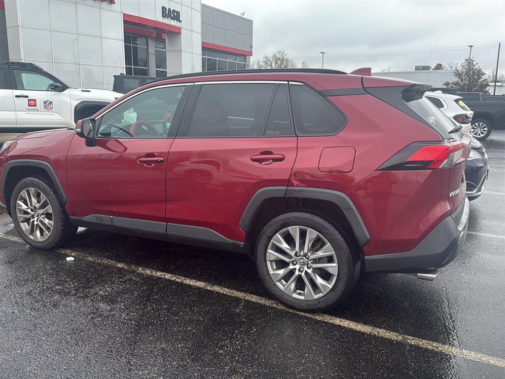 2020 Toyota RAV4 XLE Premium photo 3