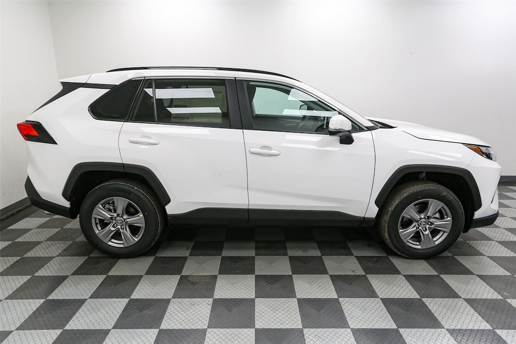 2025 Toyota RAV4 XLE photo 4