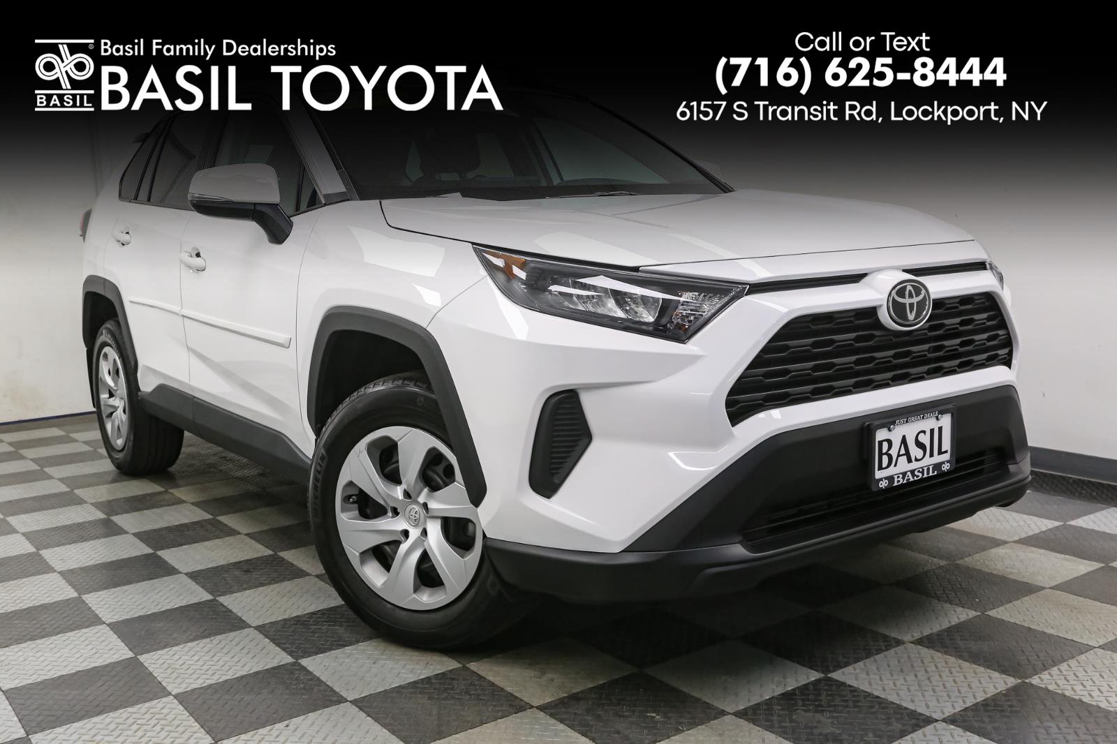 2021 Toyota RAV4 LE's photo