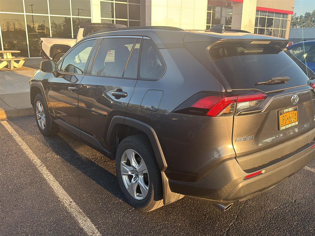 2020 Toyota RAV4 XLE photo 3