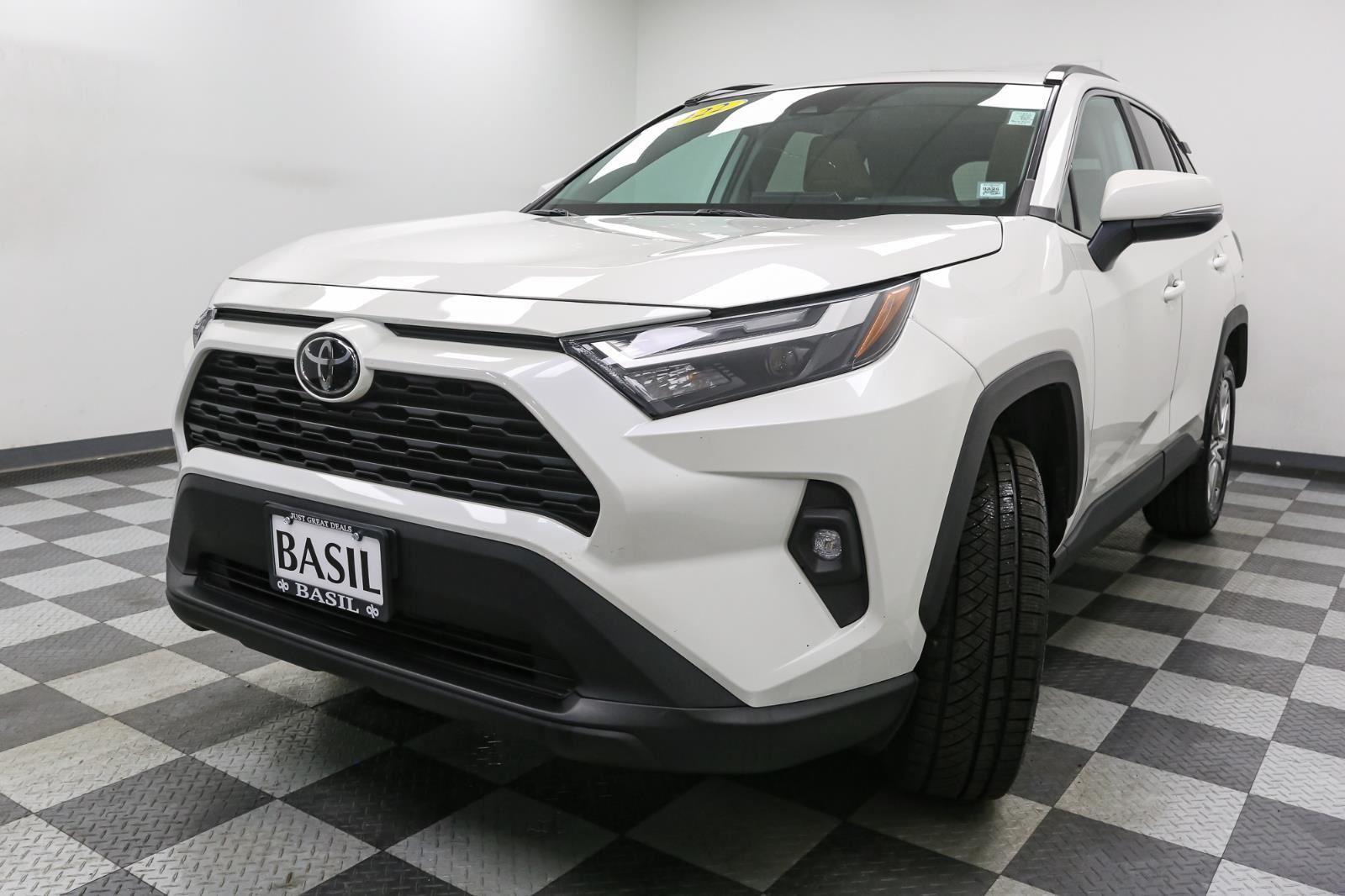 2022 Toyota RAV4 XLE Premium photo 4