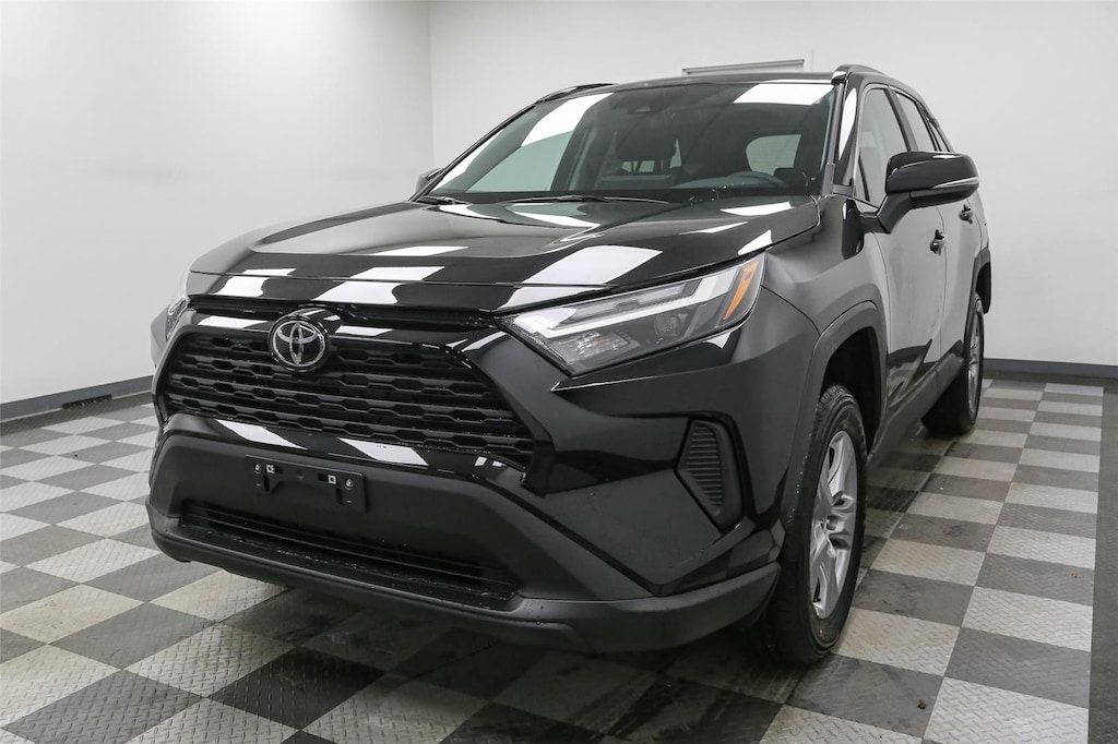 2025 Toyota RAV4 XLE photo 3