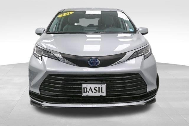 2021 Toyota Sienna LE photo 2
