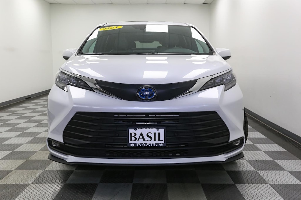 2025 Toyota Sienna XLE photo 3