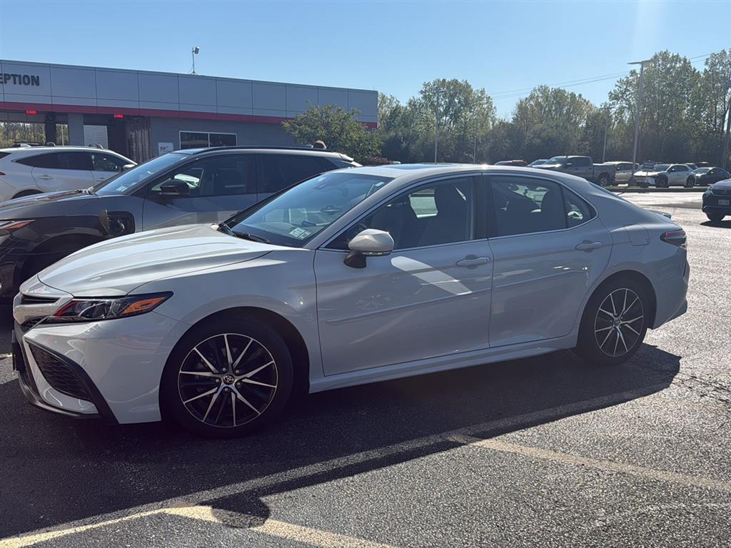 2023 Toyota Camry SE photo 4