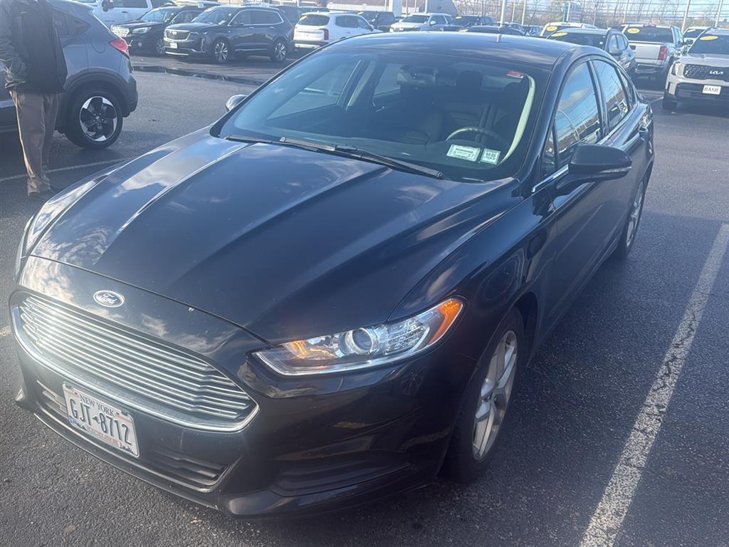 2015 Ford Fusion SE photo 2