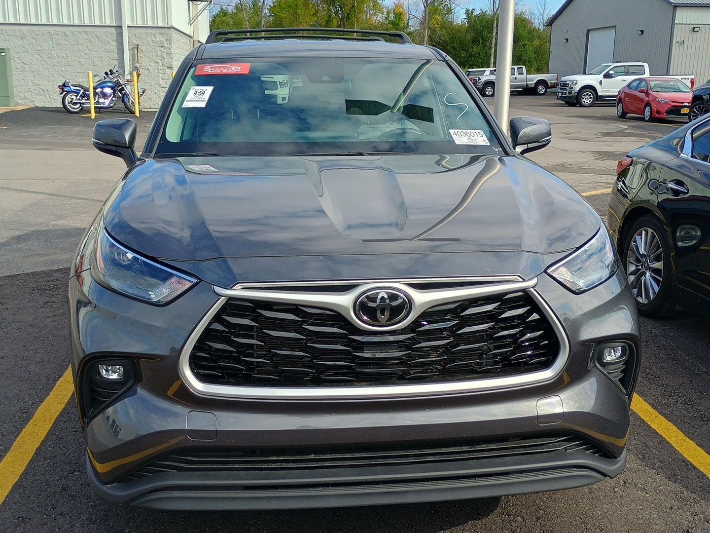 2022 Toyota Highlander LE photo 2