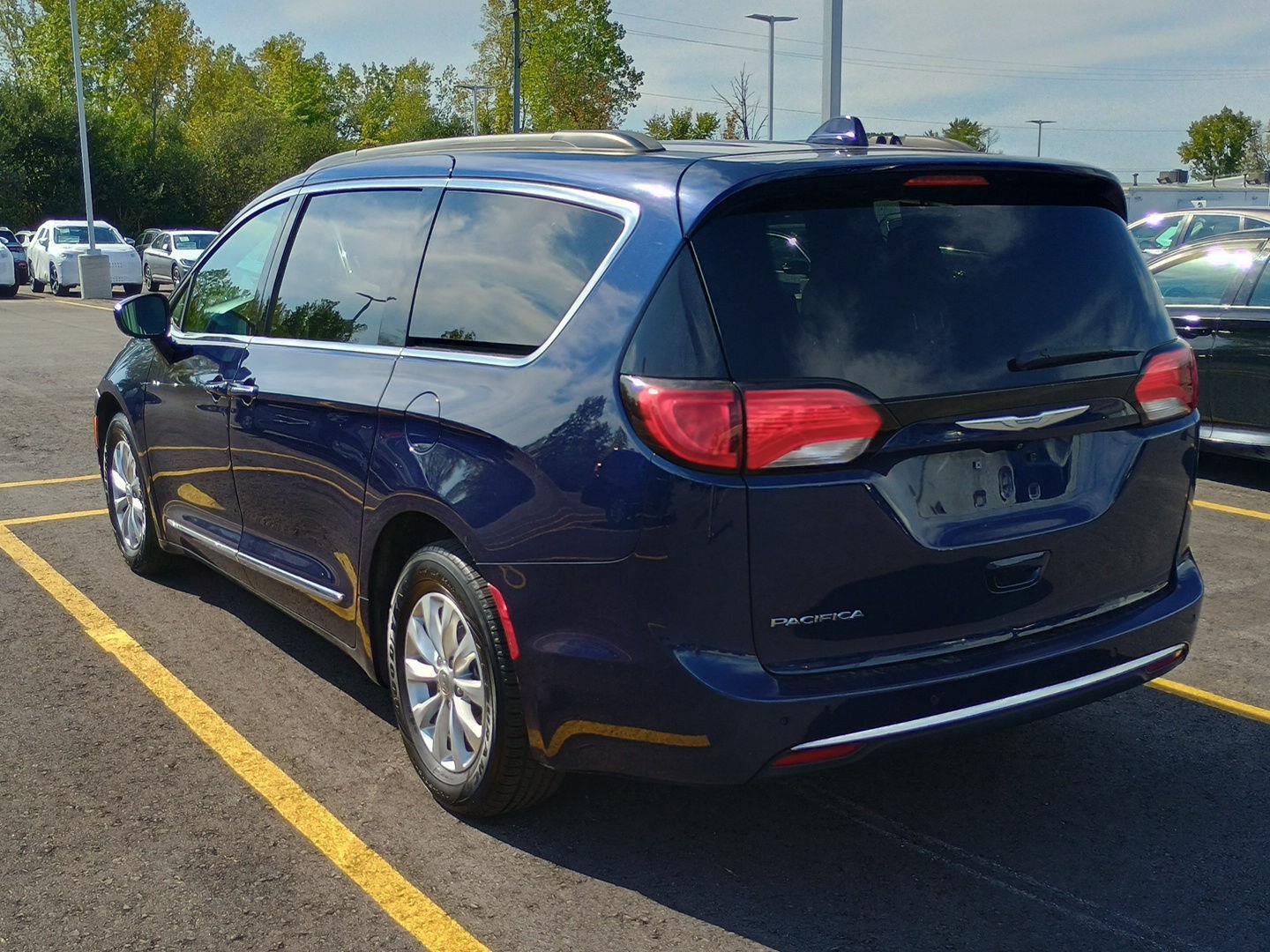 2017 Chrysler Pacifica Touring L photo 3