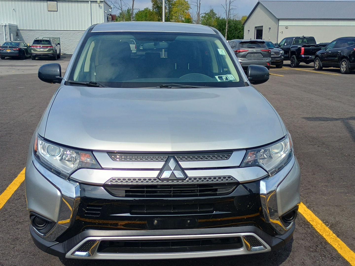 2020 Mitsubishi Outlander ES photo 2