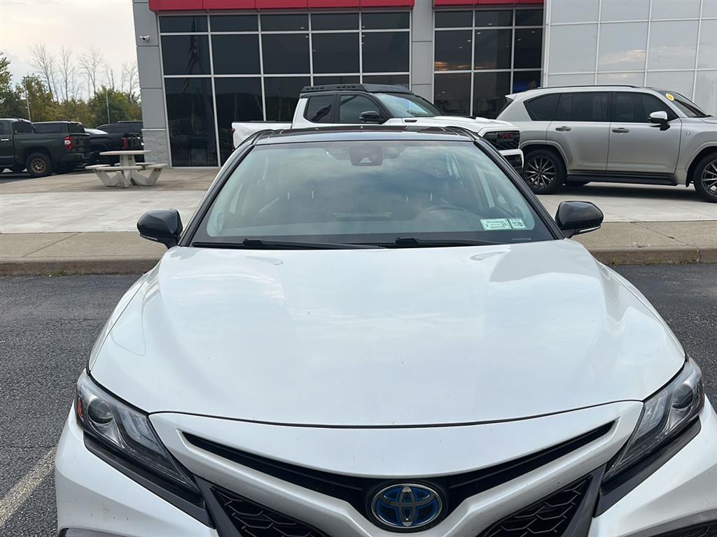 2022 Toyota Camry Hybrid XSE photo 2