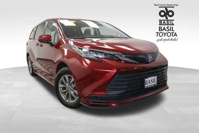 Used 2021 Toyota Sienna LE with VIN 5TDKRKEC4MS072805 for sale in Lockport, NY