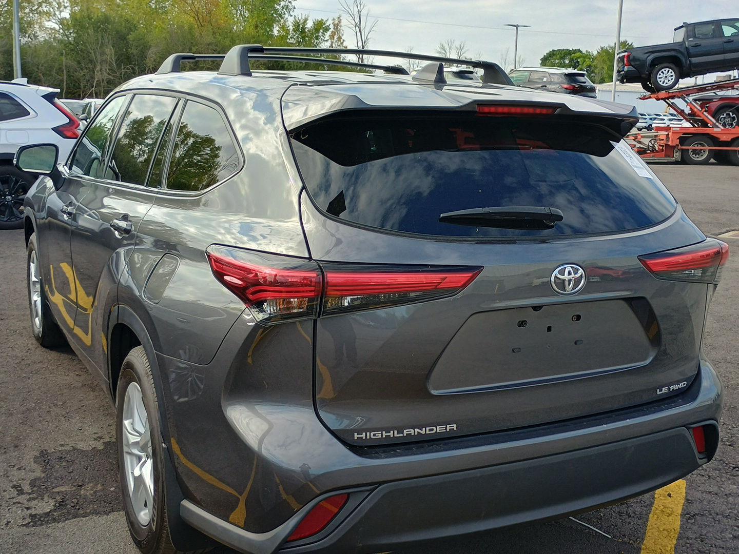 2022 Toyota Highlander LE photo 3