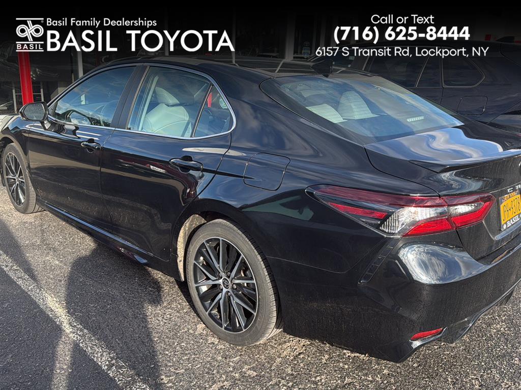 2023 Toyota Camry SE's photo