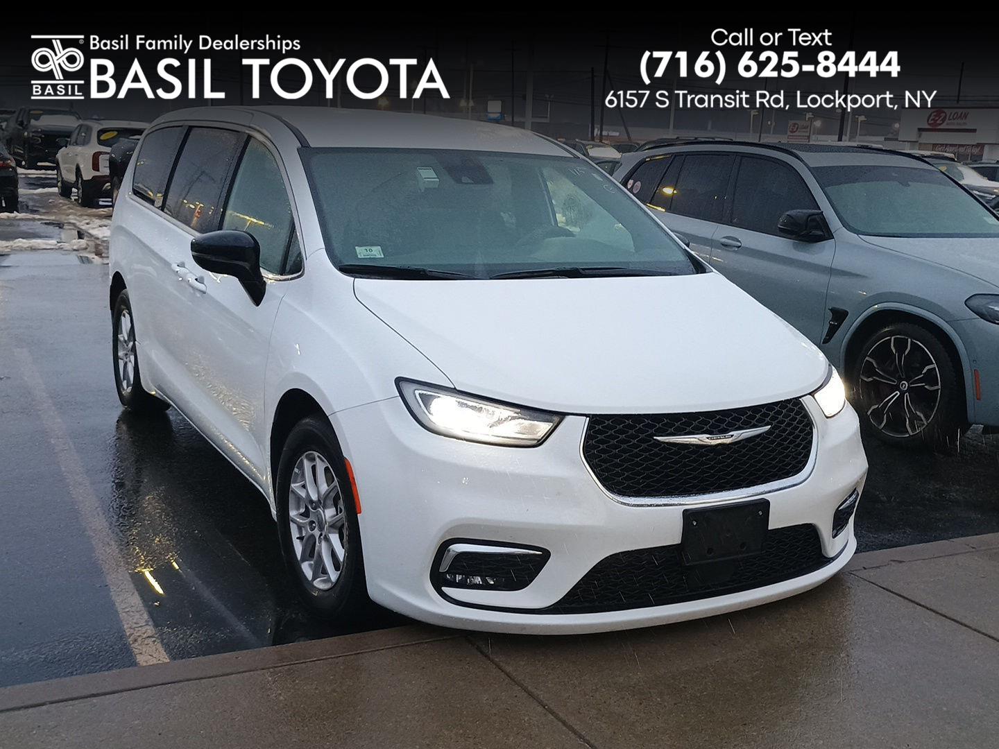 2025 Chrysler Pacifica Select's photo