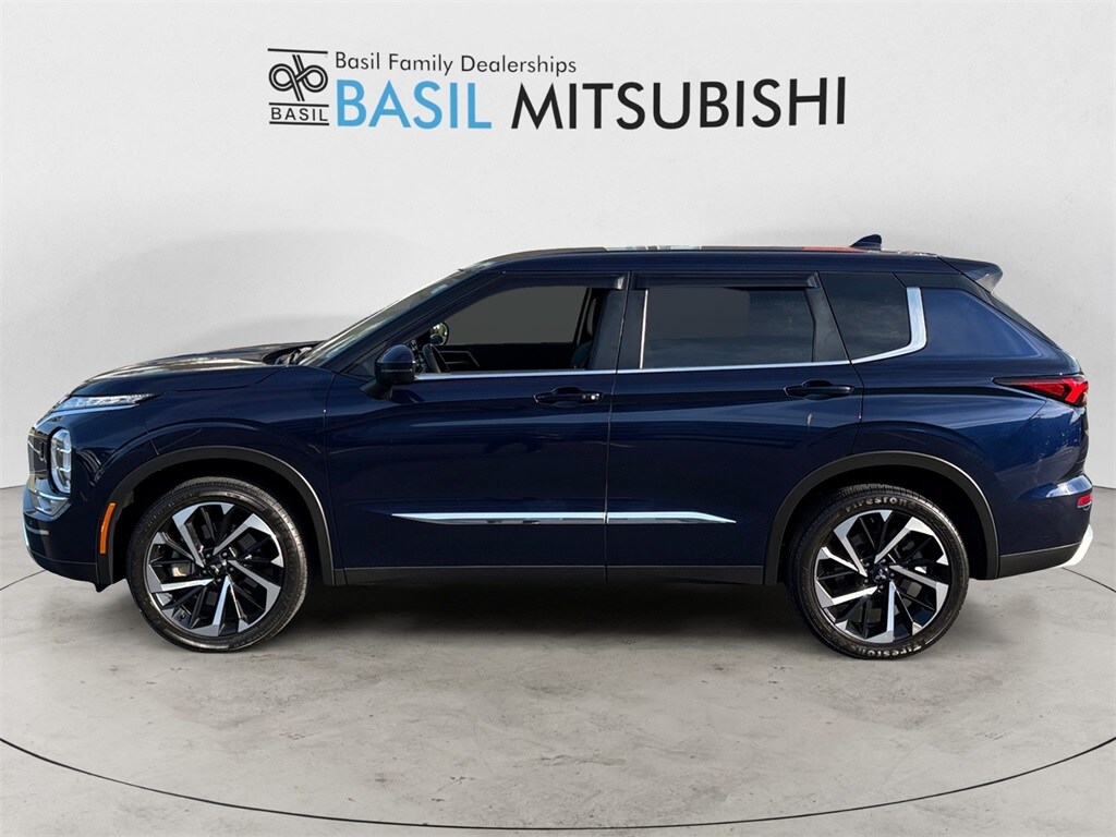 2023 Mitsubishi Outlander SE photo 2