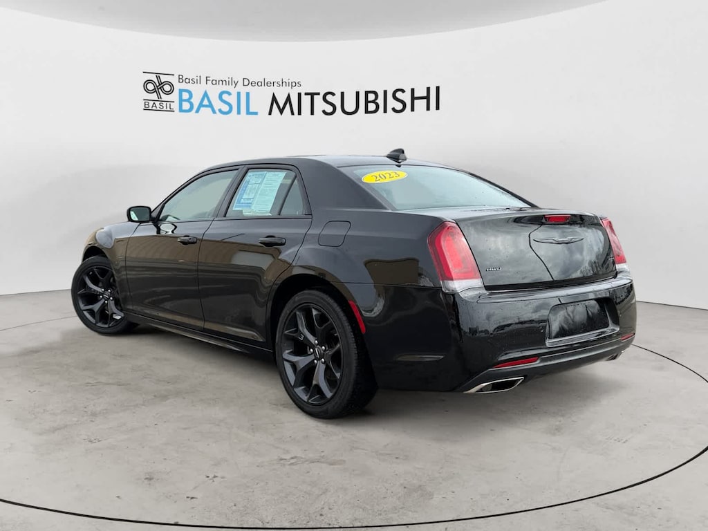 2023 Chrysler 300 Touring L photo 3