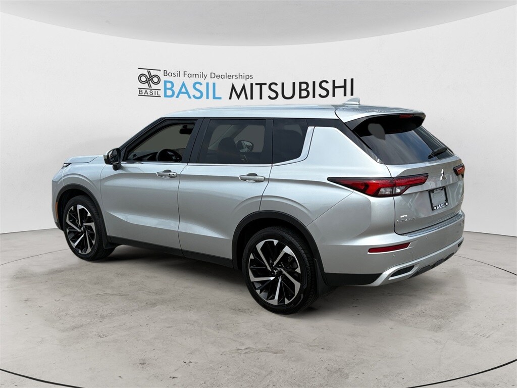 2024 Mitsubishi Outlander SE photo 2