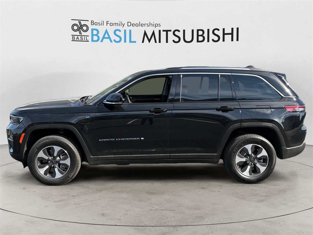 2023 Jeep Cherokee Base photo 2