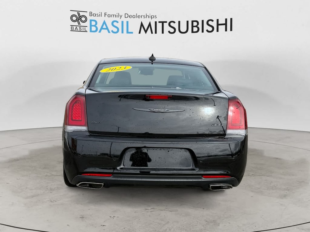 2023 Chrysler 300 Touring L photo 4