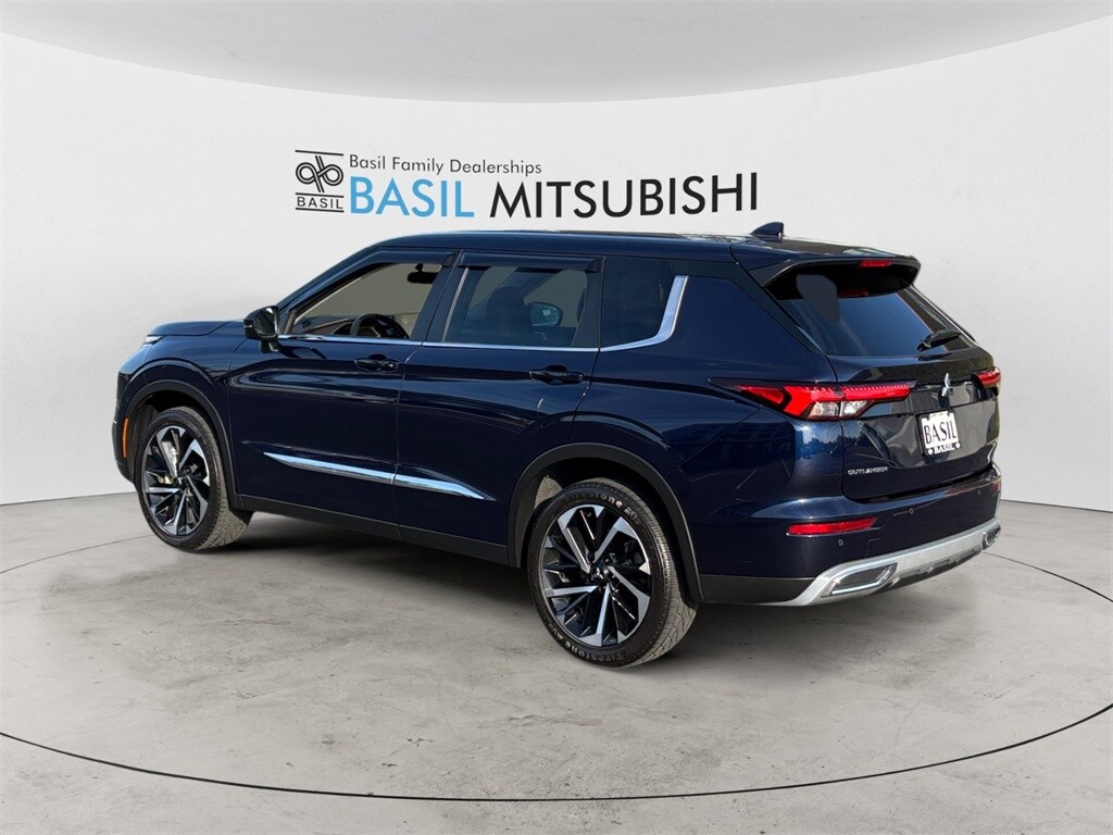 2023 Mitsubishi Outlander SE photo 3