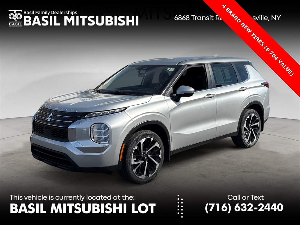 2022 Mitsubishi Outlander ES's photo