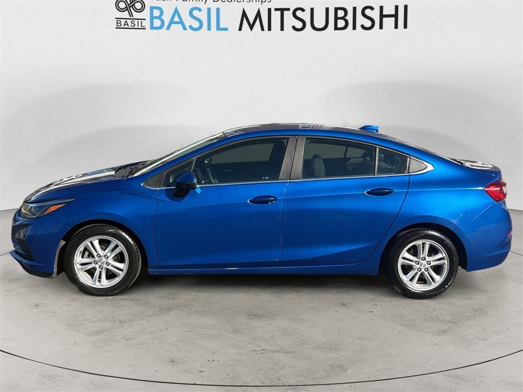 2017 Chevrolet Cruze LT photo 2