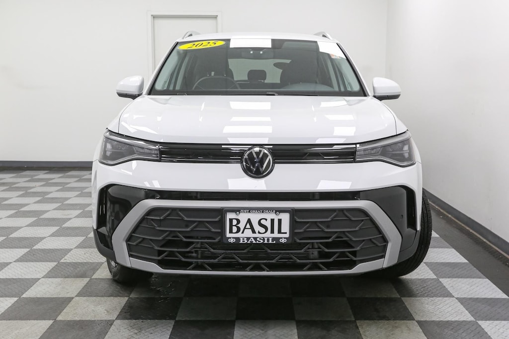 New 2025 Volkswagen Taos SE 4MOTION