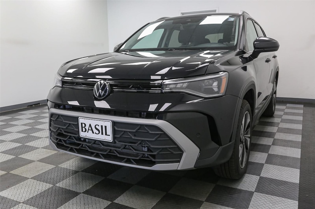 New 2025 Volkswagen Taos SE 4MOTION