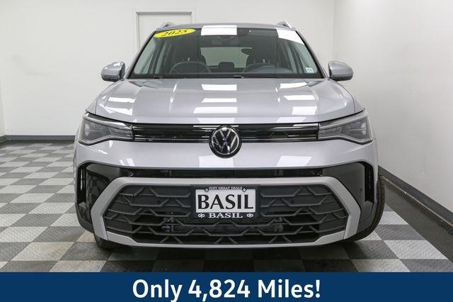 2025 Volkswagen Taos SE photo 3