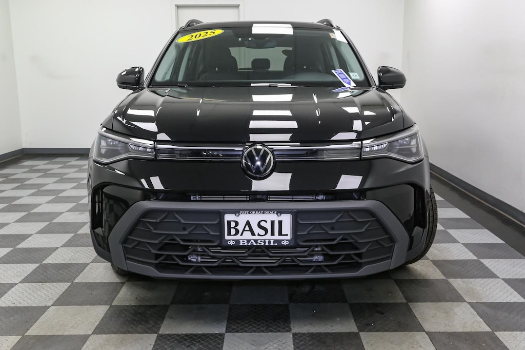 2025 Volkswagen Taos SE photo 3