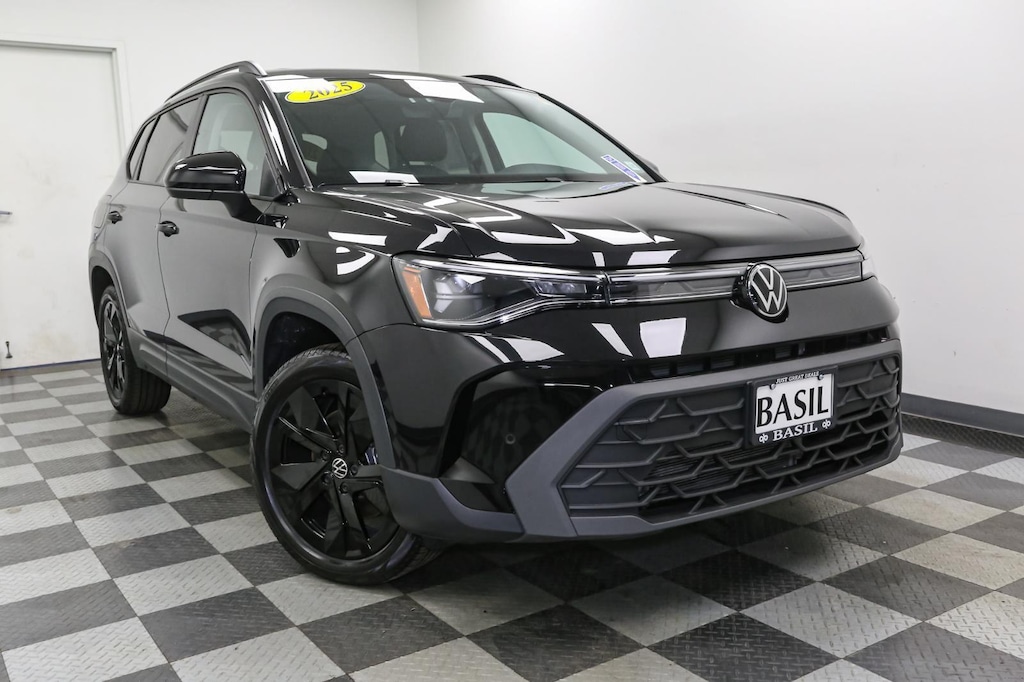 2025 Volkswagen Taos SE photo 2