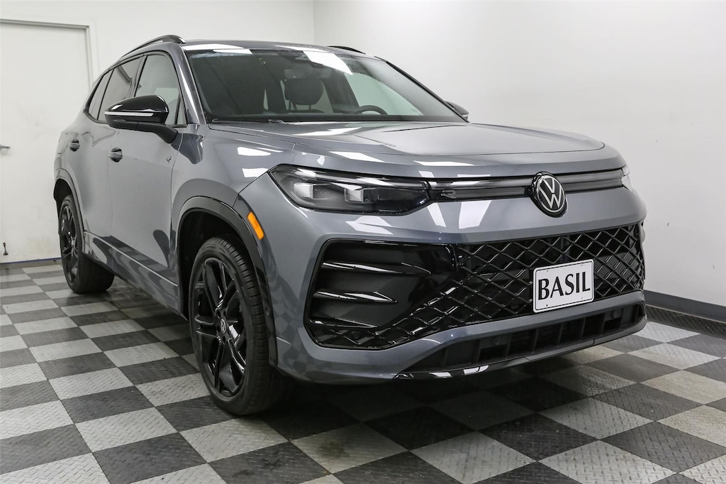 2026 Volkswagen Tiguan SE R-Line Black photo 2