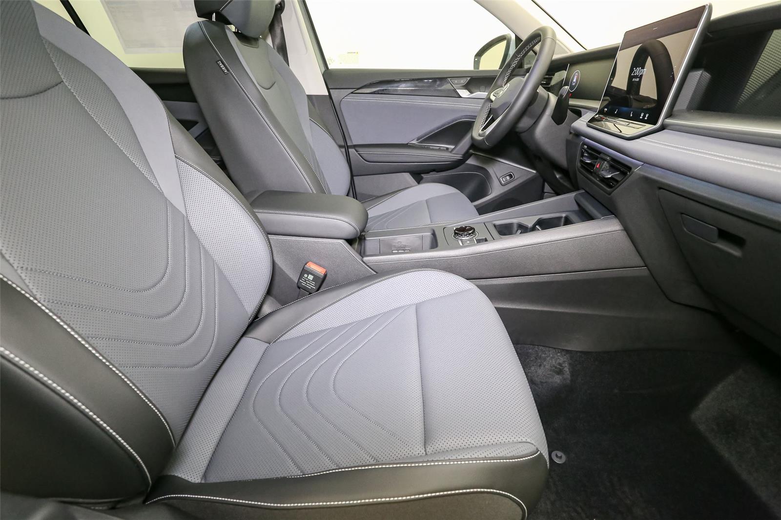 2025 Volkswagen Tiguan SE - Photo 14