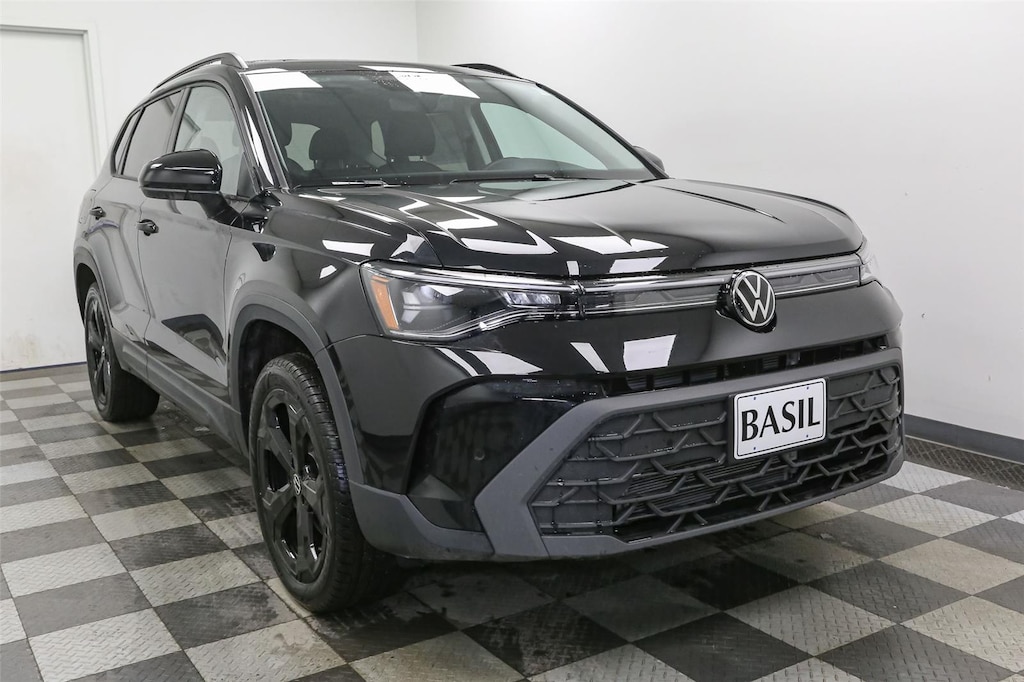 New 2025 Volkswagen Taos SE Black 4MOTION