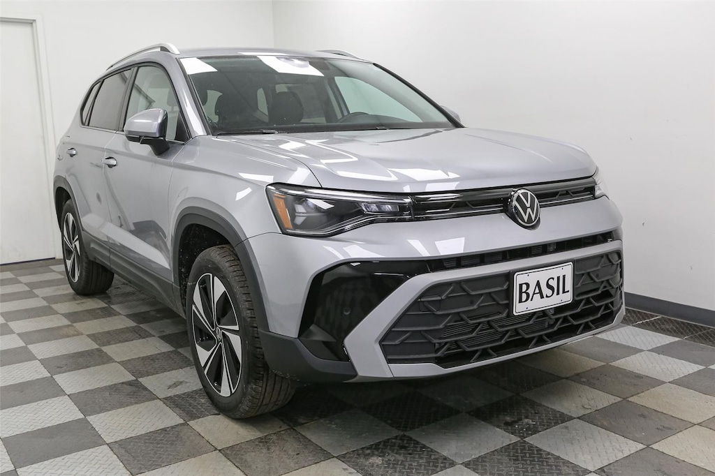 New 2025 Volkswagen Taos SE 4MOTION