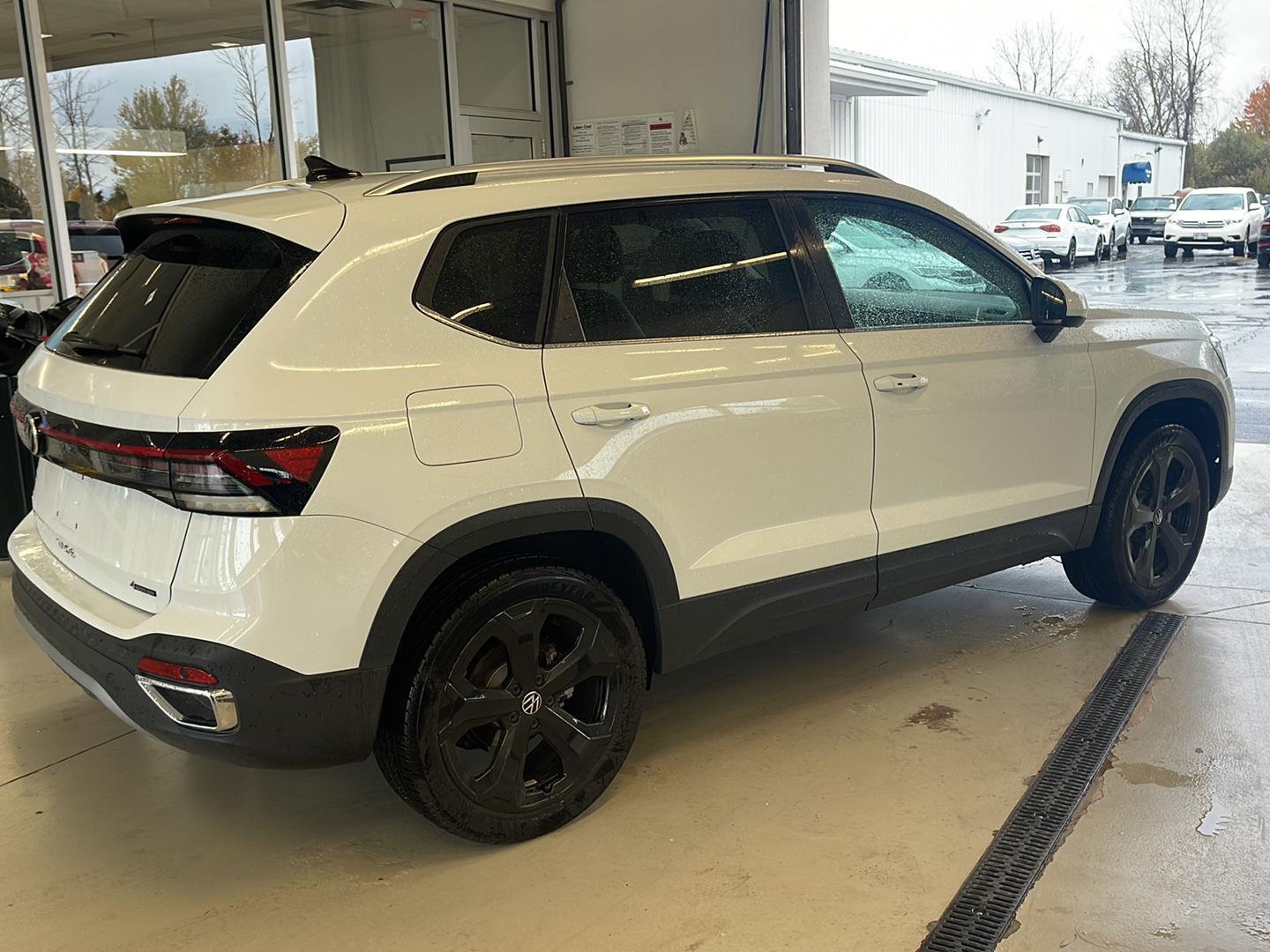 2025 Volkswagen Taos SEL photo 3