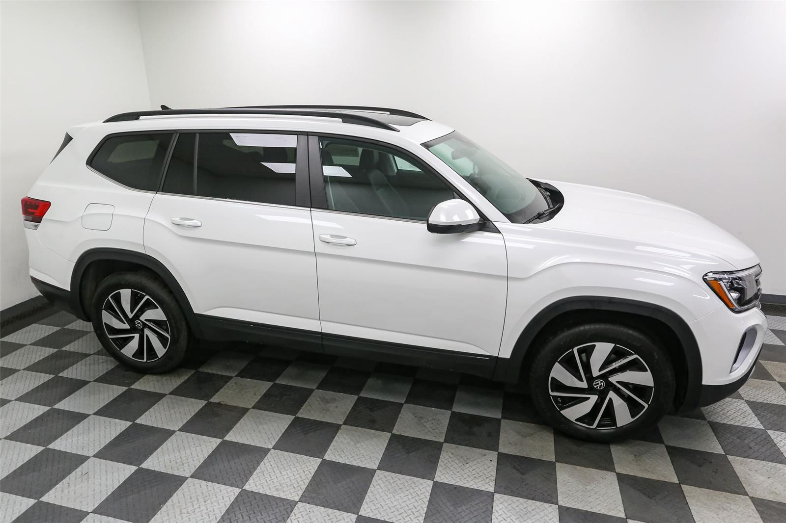 2026 Volkswagen Atlas SE w/Tech - Photo 5