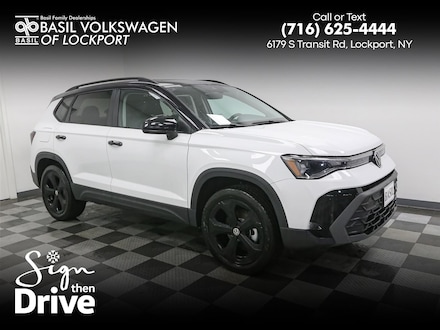 2025 Volkswagen Taos SE Black 4MOTION