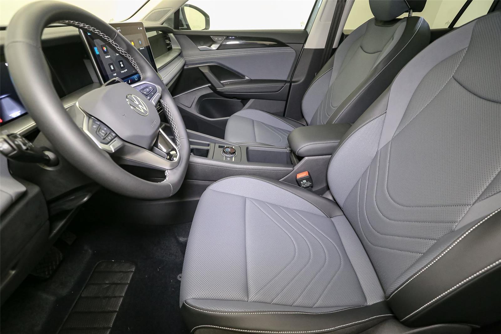 2025 Volkswagen Tiguan SE - Photo 26