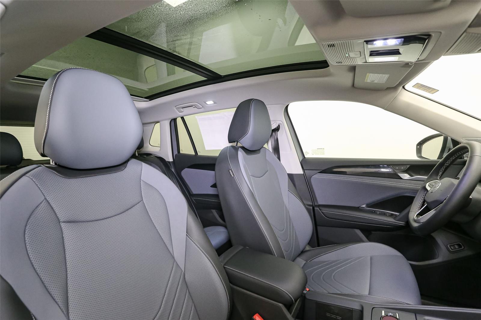 2025 Volkswagen Tiguan SE - Photo 15