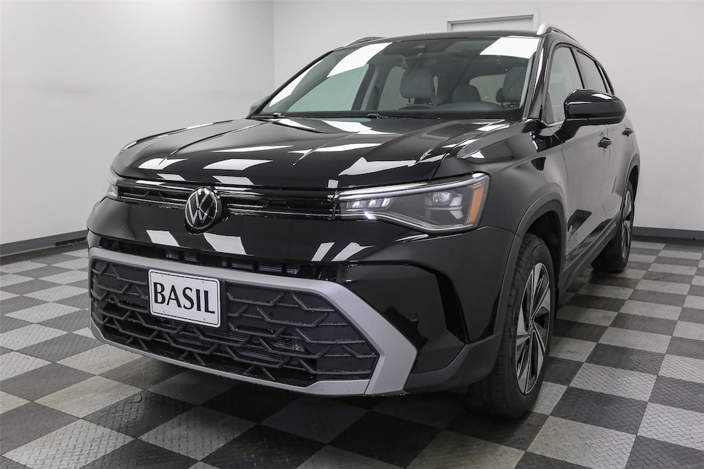 New 2025 Volkswagen Taos SE 4MOTION