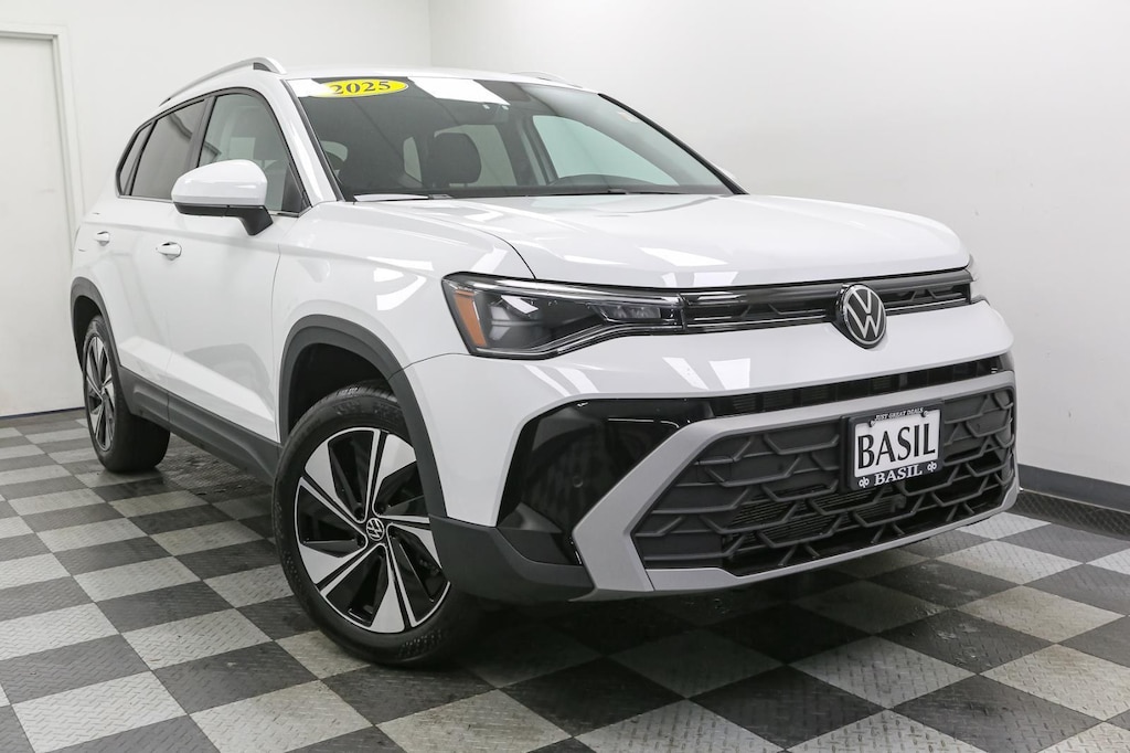 New 2025 Volkswagen Taos SE 4MOTION