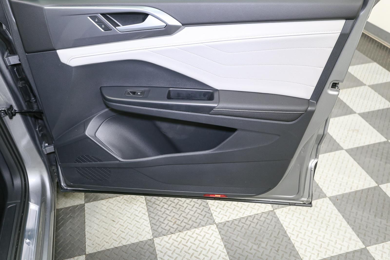 2025 Volkswagen Taos SEL - Photo 20