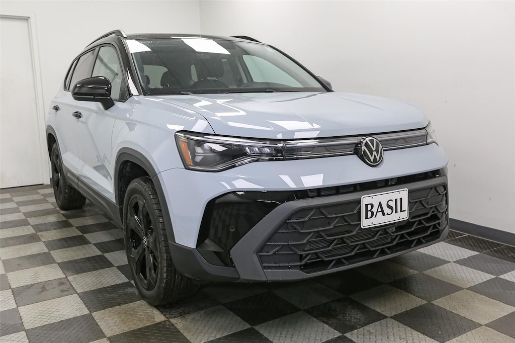 New 2025 Volkswagen Taos SE Black 4MOTION