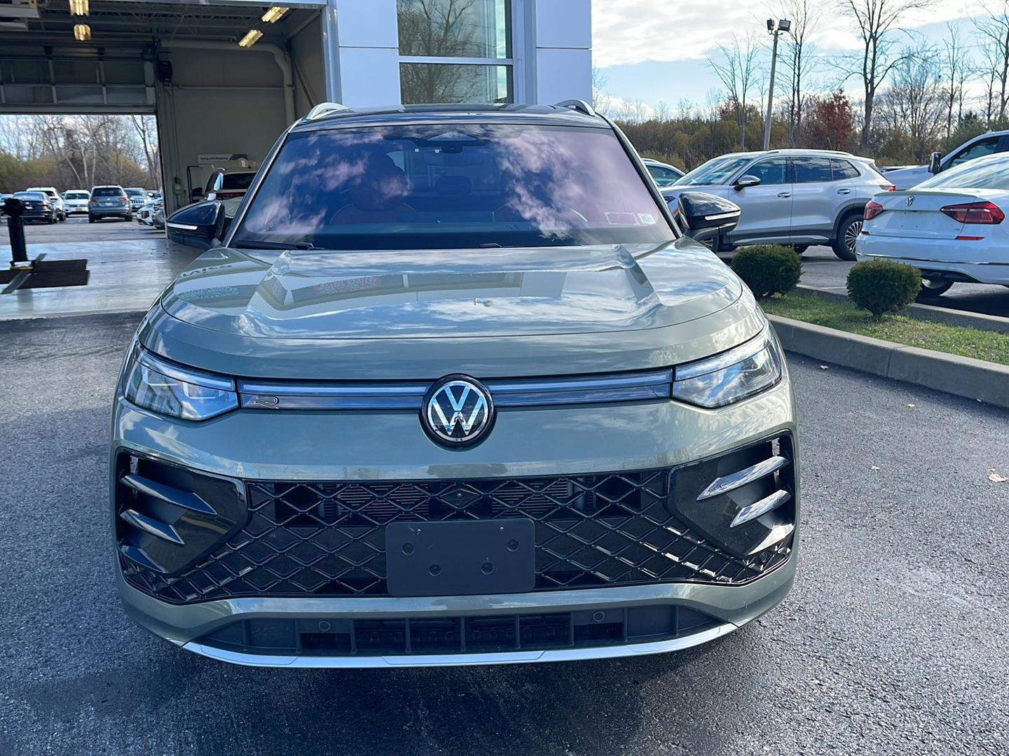 2025 Volkswagen Tiguan SEL R-Line Black photo 2