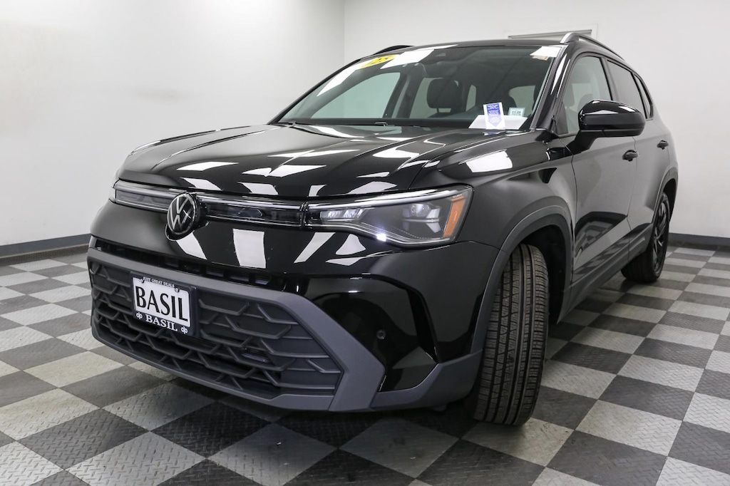 2025 Volkswagen Taos SE photo 4